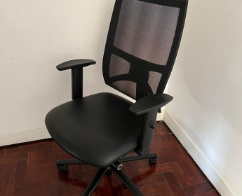 A venda 2 Cadeiras de escritório pretas