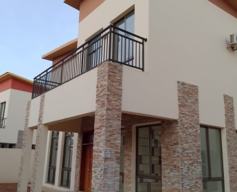 A venda Moradia T4 duplex no condomínio Kuditemo, localizado na estrada do Pat...