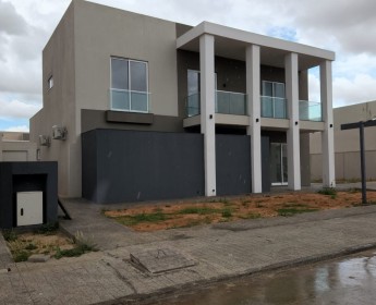 A venda Luxuosa vivenda V5 dúplex, na urbanização Boa Vida na via expressa, to...