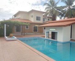 A venda Vivenda V4+1 Duplex com anexo T2 e Piscina no condomínio Atlântico Sul...