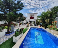 A venda Belíssima Vivenda V4 com piscina e acabamentos de ponta, situada no Ca...