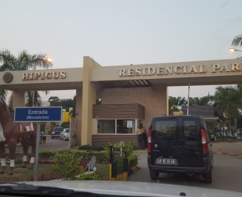 A venda VIVENDA V4, COM MOBILIA E PISCINA NO CONDOMÍNIO HÍPICOS