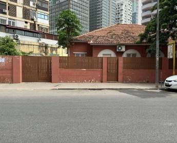 A venda Moradia de tipologia T8 com anexo, no Kinaxixi, centro da Cidade