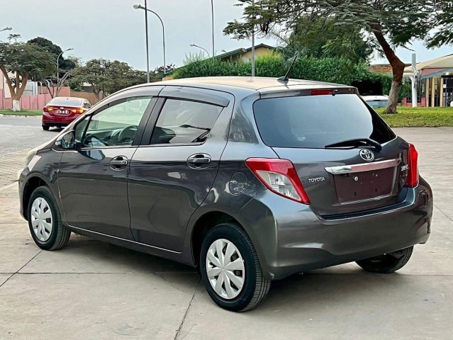 Toyota Yaris cinza novo 3m