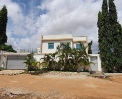 A venda Excelente Vivenda T8, com anexos e dois terraços, sito no Benfica, Zon...