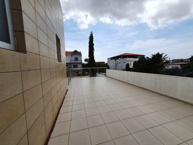 Excelente Vivenda T8, com anexos e dois terraços, sito no Benfica, Zona Verde, rua da Providência Social (rua 6).
