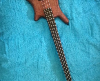 A venda Warwick masterbuilt (custom shop) thumb bass 4 bolt on