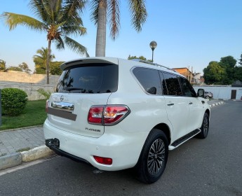 A venda Nissan Patrol Branco extremamente limpo