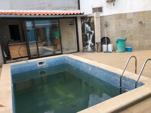 Vivenda V3 duplex, com anexo e piscina, sito no Condomínio Flores de Talatona, Talatona.