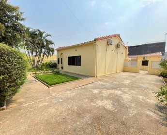 A venda MORADIA T2+2 DE ESQUINA(QUINTAL VASTO) NO PATRIOTA, PRÓXIMO À CLÍNICA...