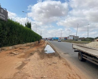 A venda Duas lojas posicionadas literalmente à beira da estrada, no Benfica, V...
