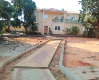 A venda Vivenda V8 duplex, no bairro Militar de Talatona.