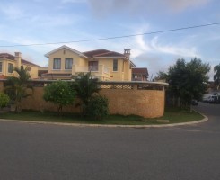 A venda Excelente vivenda de esquina T5+anexo, no condomínio Austin, Camama.
