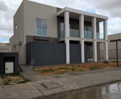 A venda Luxuosa vivenda V5 Dúplex, na Urbanização Boa Vida, via Expressa.