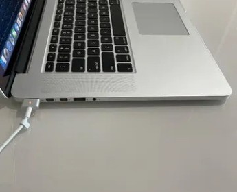 A venda MACBOOK PRO 15, Core i7 , RAM 12 GB, SSD 500 GB.
