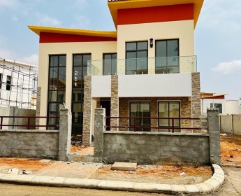 A venda Vivenda V4 recém construída (nova), no Condomínio Vila Kuditemo, Patri...