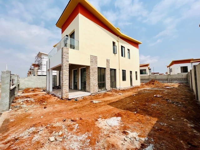 Vivenda V4 recém construída (nova), no Condomínio Vila Kuditemo, Patriota.