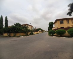 A venda Luxuosa Vivenda V4 com anexo e piscina, no Condomínio Jardim de Rosas