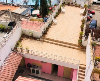 A venda Vivenda V5+1 triplex, no Alvalade, Rua Hélder Neto.