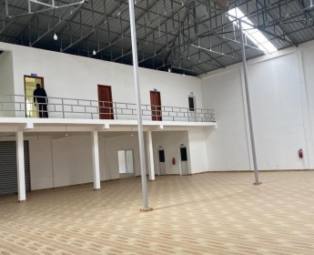 A venda Armazém de 1.200m2, no Benfica, Zona Verde.