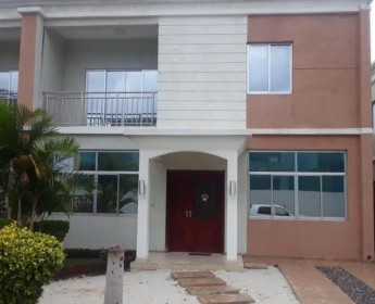 A venda Excelente vivenda V4, no Condomínio Kassama Residence, Via Expressa.