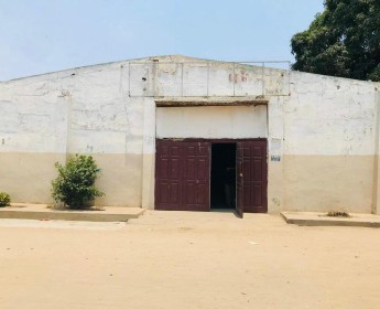A venda Armazém na Petrangol, ex bairro Ngola Kiluange, Luanda.