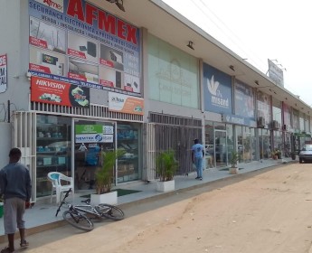 A venda Armazém de 180m2º, no Camama.