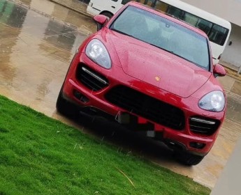 A venda Porsche Cayenne V8 Turbo F p
