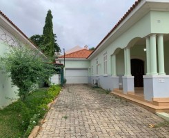 A venda Vivenda T3 com anexo, no Condomínio Cajueiro, em Talatona.