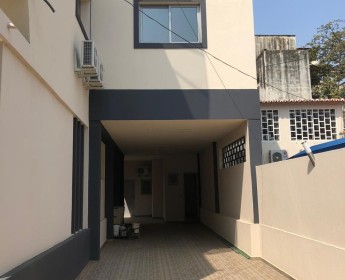 A venda Vivenda T5, no Bairro azul, rua do Cardial dom Alexandre do Nascimento...
