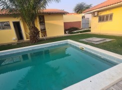 Moradia T3 com anexo e piscina, no condomínio Flamingos, Benfica.