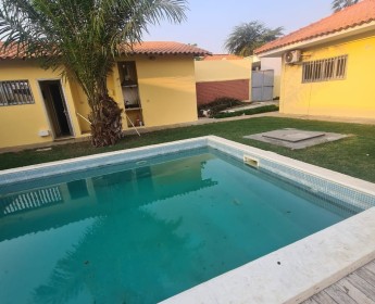 A venda Moradia T3 com anexo e piscina, no condomínio Flamingos, Benfica.