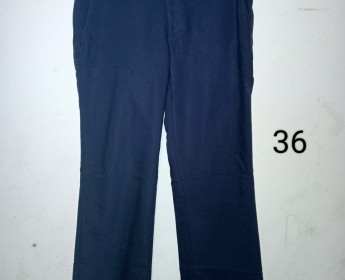 A venda Calças e sapatos