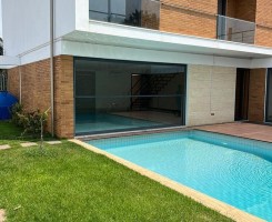 A venda V4+1 com piscina no Condomínio das 13 Casas, Talatona.
