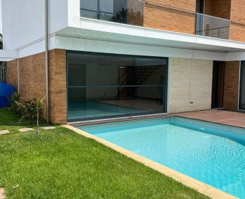 A venda V4+1 com piscina no Condomínio das 13 Casas, Talatona.