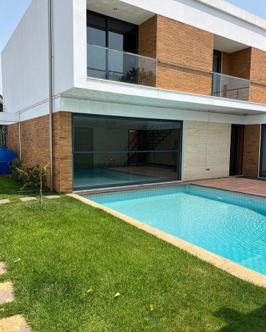 V4+1 com piscina no Condomínio das 13 Casas, Talatona.