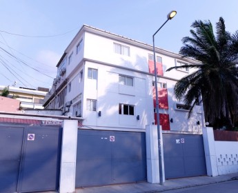 A venda Moradia V8, no Alvalade, Maianga.