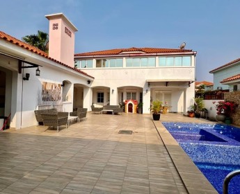 A venda Moradia V3 mobilada e com piscina, no condomínio Cajueiro de Talatona,...