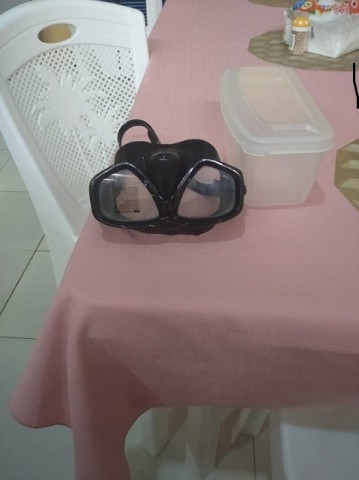 Fatos e oculos de mergulho