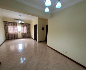 A venda Apartamento T3, na Maianga, centro da cidade.