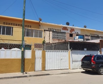 A venda Moradia V2 geminada, localizada nos Combatentes.