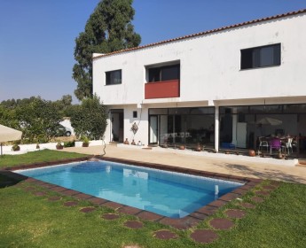 A venda Vivenda V4 com anexo e piscina, na província da Huila(Lubango), zona d...