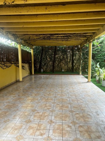 Vivenda V4 com anexo, no Condomínio Jardim de Rosas, Segunda fase, Camama.