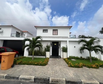 A venda Vivenda V3, mobiliada, no Residencial Esplendor das Acácias, Camama.