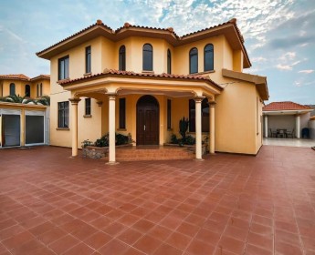 A venda Moradia T3+3 no Jardim de Rosas ~c