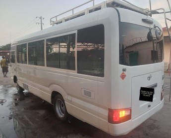 A venda Toyota Coaster H gasóleo, bem cuidado 3ln