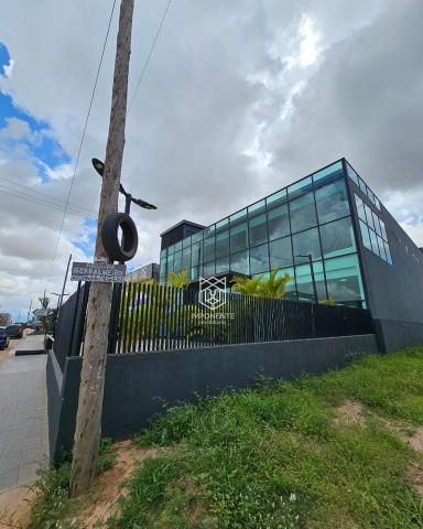 Loja/escritório com acabamentos modernos, sito no Patriota, localização premium, à beira da estrada, paralelo ao Condomínio Kuditemo.