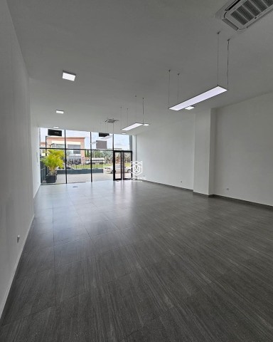 Loja/escritório com acabamentos modernos, sito no Patriota, localização premium, à beira da estrada, paralelo ao Condomínio Kuditemo.