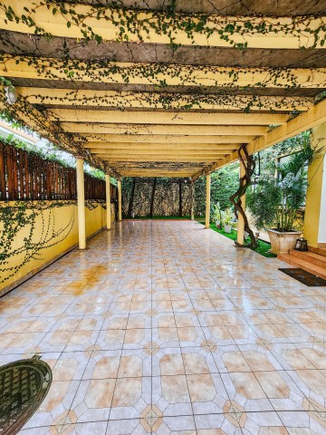 Excelente vivenda T3 com anexo, no Condomínio Jardim de Rosas, Via Expressa, Camama.