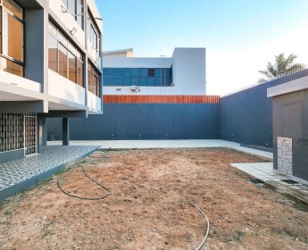A venda Moradia T7 triplex sita no Alvalade ~ c